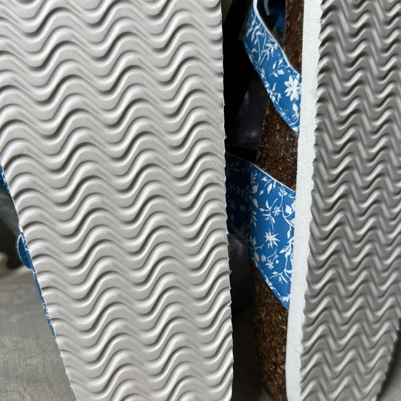 NWT women’s sandals size 7.5 blue & white floral with adjustable buckles - Picture 8 of 9